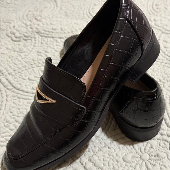 Aldo Women’s shoes Size 6 Black Croc Embossed Loafers Gold Detail Block Heel - Picture 3 of 9